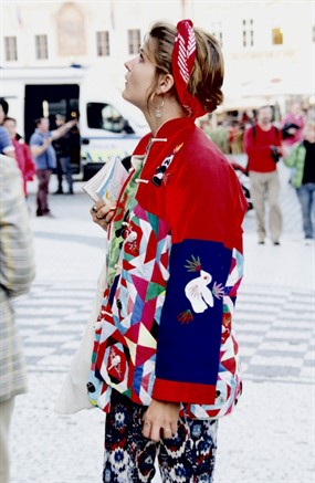 侧颜民族服装美女图片